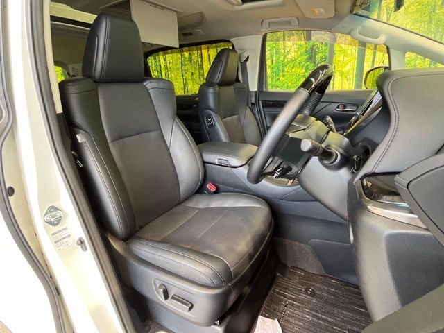 運転席まわりには十分なスペースがあり、大柄な方でもゆったり運転していただける環境です。