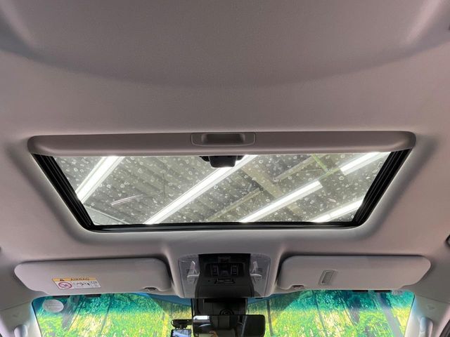 【ガラスルーフ】ガラスルーフ搭載で車内の解放感が一気にアップ！開放的なドライブをお楽しみいただけます。