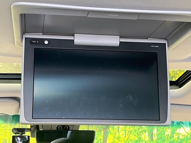 【フリップダウンモニター】大画面モニターで後席でもエンタメをお楽しみいただけます。小さなお子様にも大人気の装備です♪