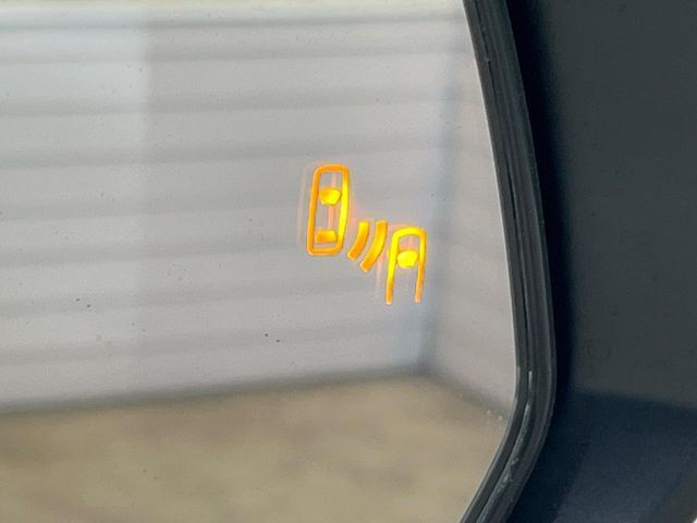 【ブラインドスポットモニター】走行中、ドアミラーの死角になりやすい箇所に後続車が接近するとサイドミラーのレンズに警告を表示！ドライバーに注意喚起をしてくれます。