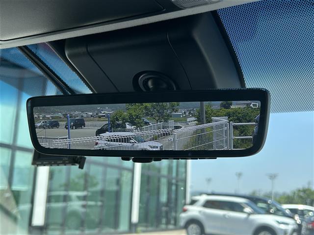【デジタルインナーミラー】車両後方カメラの映像をルームミラーに映すことが出来ます。 そのため、後席に人や荷物があって後方が見えづらい場合でもしっかり視界を確保することが出来ます。