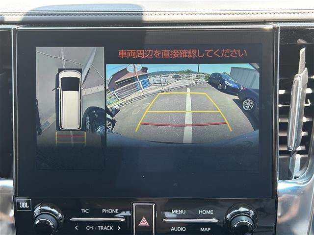 【パノラミックビューモニター】クルマを真上から見下ろした視点で駐車をサポートします！クルマの斜め後ろや真横など、いち早く障害物に気が付くことができます。