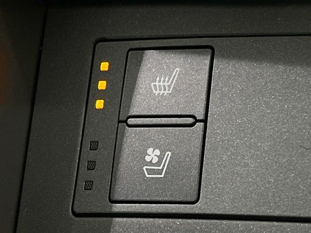 【シートヒーター】寒い日に重宝するシートヒーター！エアコンより早く温まってくれるので寒がりの人も安心ですね♪エアコンの温風は乾燥するから苦手、という方にもをおすすめです。