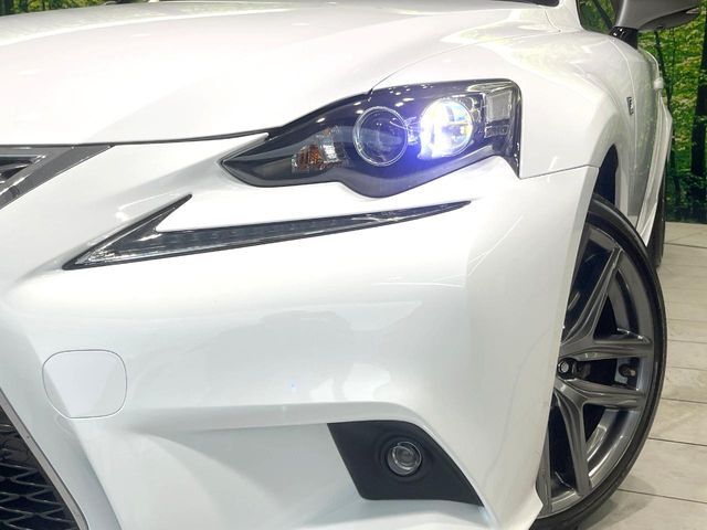 【LEDヘッドライト】悪天候や夜間走行時も良好な視界を確保し安心して運転できる高輝度LEDヘッドライトを装備！点灯速度が早く、消費電力も抑えられています。