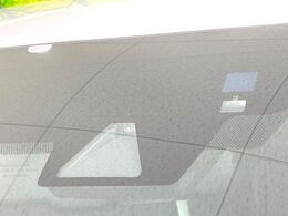 【プリクラッシュセーフティ】前方の車両等を検知し、衝突しそうな時は警報で注意を促し、ブレーキを踏む力をサポート。ブレーキを踏めなかった場合は衝突被害軽減ブレーキが作動、衝突回避をサポートします。