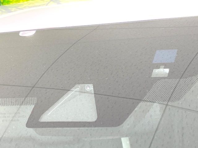 【プリクラッシュセーフティ】前方の車両等を検知し、衝突しそうな時は警報で注意を促し、ブレーキを踏む力をサポート。ブレーキを踏めなかった場合は衝突被害軽減ブレーキが作動、衝突回避をサポートします。