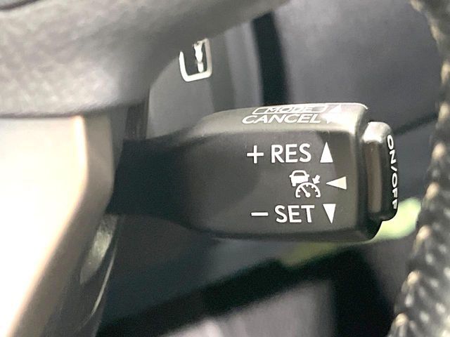 【レーダークルーズコントロール】高速道路での長距離走行が楽に！！自動で速度を保つクルーズコントロールが、衝突軽減システムと連携し、前方の車両を感知して車間を保つように速度調節してくれます！！