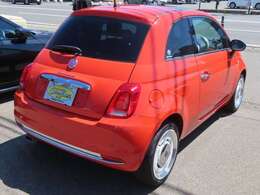 「1.2ラウンジ」をベースに、16インチアルミホイール、クロームメッキエンジンフードライン、リアエンブレム、専用インパネ＆ファブリックシート、フロアマットが装着されています！