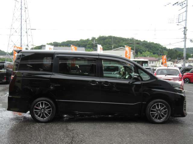 支払総額には、車検の無い車両には新規車検を取得する全ての費用、その他、重量税,自賠責,リサイクル料等の法定費用、整備費用、登録諸費用、無料保証をすべて含んでおります（圏内登録時）