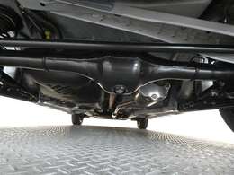 4WDシステムを搭載。オフロードや雪道などの滑りやすい路面でも安心して走行できます。