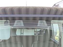 前方の車両等障害物を認識し、追突の危険性が高まったら音や警告灯などで警告し、さらに危険性が高まると自動的にブレーキが作動して衝突回避と被害軽減をアシスト。