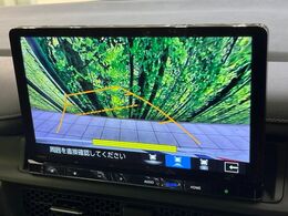 【バックカメラ】駐車時に後方がリアルタイム映像で確認できます。大型商業施設や立体駐車場での駐車時や、夜間のバック時に大活躍！運転スキルに関わらず、今や必須となった装備のひとつです！