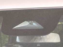 【ホンダセンシング】走行中に前方の車両等を認識し、衝突しそうな時は警報とブレーキで衝突回避と被害軽減をアシスト。より安全にドライブをお楽しみいただけます。