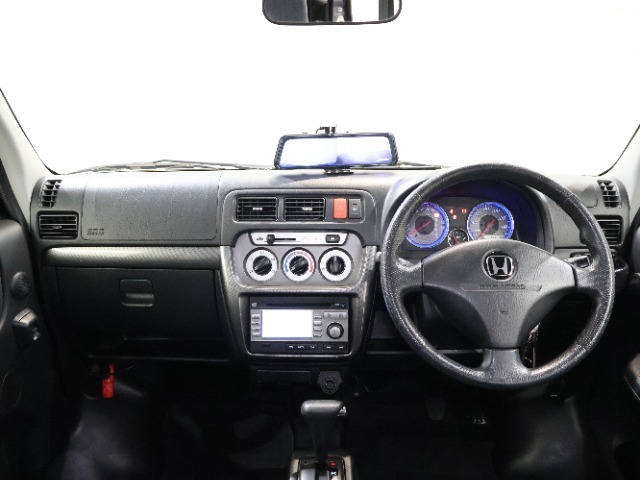 操作性に優れた運転席となります！小物入れや各ボタンの配置にこだわり、使いやすいです！座り心地もよく視認性も良好なのでロングドライブもお任せ下さい！
