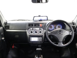 操作性に優れた運転席となります！小物入れや各ボタンの配置にこだわり、使いやすいです！座り心地もよく視認性も良好なのでロングドライブもお任せ下さい！