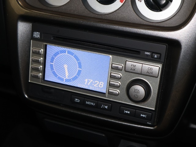 純正オーディオ　FM　AM　CD　AUX　走行中でも音楽や交通情報等を聴くことができ、より快適なドライブを楽しむことできます！