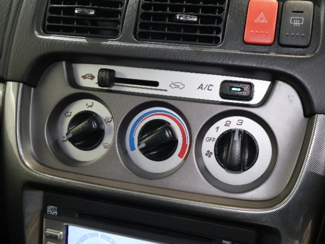 マニュアルエアコンのお車です！直感的な操作で車内の温度を調節することができます！
