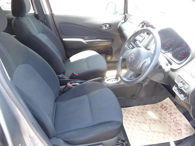 前席シート（運転席側より）