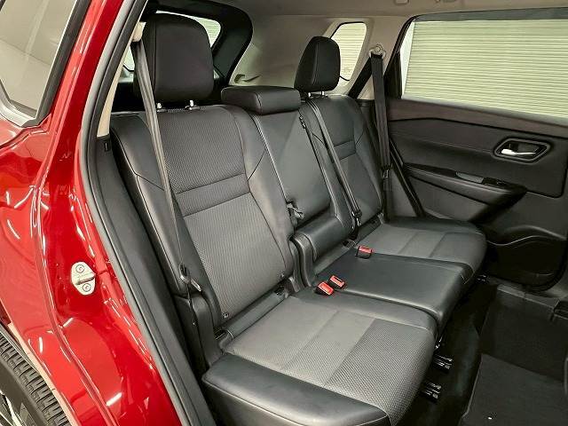 セカンドシートはリクライニング可能でくつろぎの空間。大人二人が乗っても十分なスペースが確保されております。