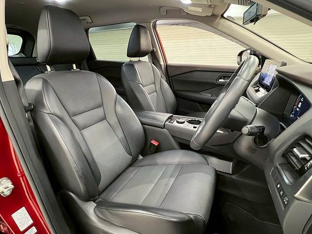 各ブランドのシートカバー取り扱っております、また弊社オリジナルフロアマットもございます。自慢の愛車をアレンジしましょう☆