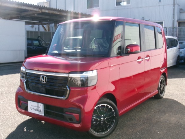 雨の日は中古車は選びにくいですよね。でも当店なら安心です。電話予約を頂ければ屋根下へ移動させて頂きます。雨でもじっくりご検討いただけます。