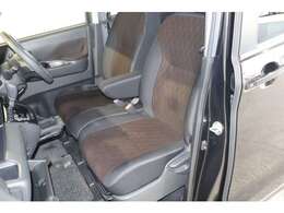 大きなベンチシートで足元もヒロビロ■大型シートで座り心地は快適♪中央にはアームレストが付いてゆったりドライブ♪シートヒーター（運転席＆助手席）装備(*^-^*)