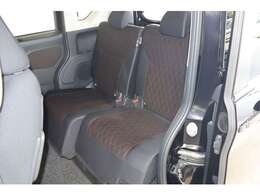 左右分割でのスライド＆リクライニングができるリヤシート♪足を組んでもラクラク座れます！