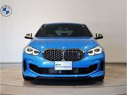 【キドニーグリル】BMWは約90年もの間、ほぼ全ての車両にひと目でBMWだと分かるこの特徴的なフロントグリルが備えられ、デザイン・アイコンとして親しまれてきました。