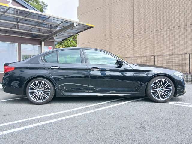 車両販売以外にも整備や車検、鈑金、ドラレコやAftermarketナビ取り付け、ガラスコーティング施工なども専門店ならではの安心価格にて対応可能です。