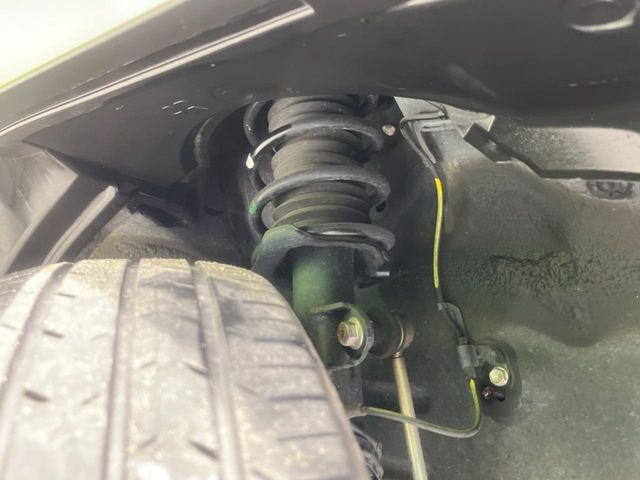 お車を安心してお乗りいただく為には、足回りの定期点検が欠かせません。サービスサポート（有償保証）では無料点検もご提供しており、安心のカーライフをお過ごしいただけるサポート体制が整っています。