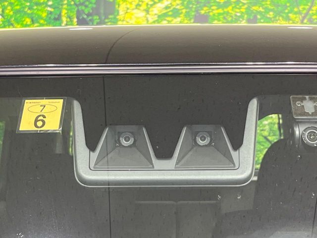 【スマートアシスト】走行中に前方の車両等を認識し、衝突しそうな時は警報とブレーキで衝突回避と被害軽減をアシスト。より安全にドライブをお楽しみいただけます。