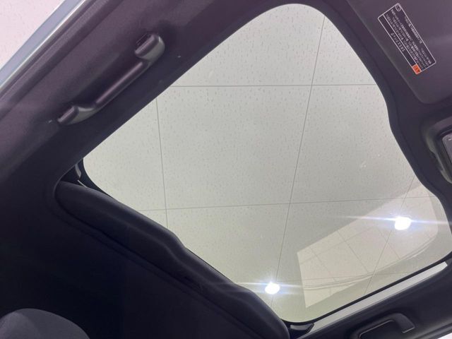 【ガラスルーフ】ガラスルーフ搭載で車内の解放感が一気にアップ！開放的なドライブをお楽しみいただけます。