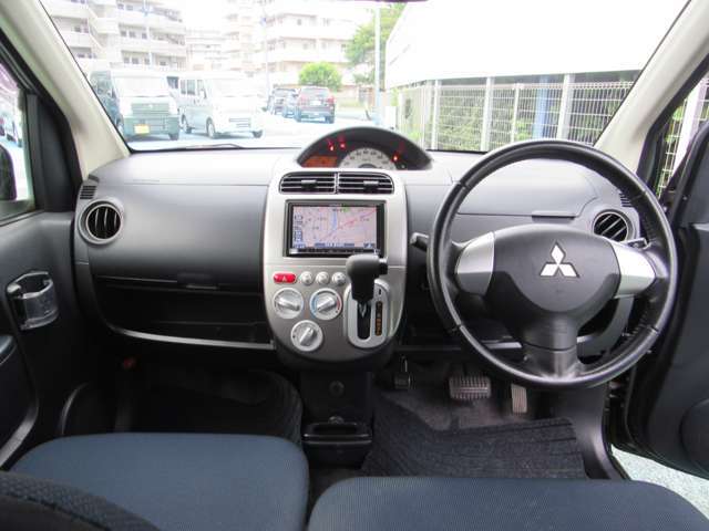落ち着いた色合いの内装です