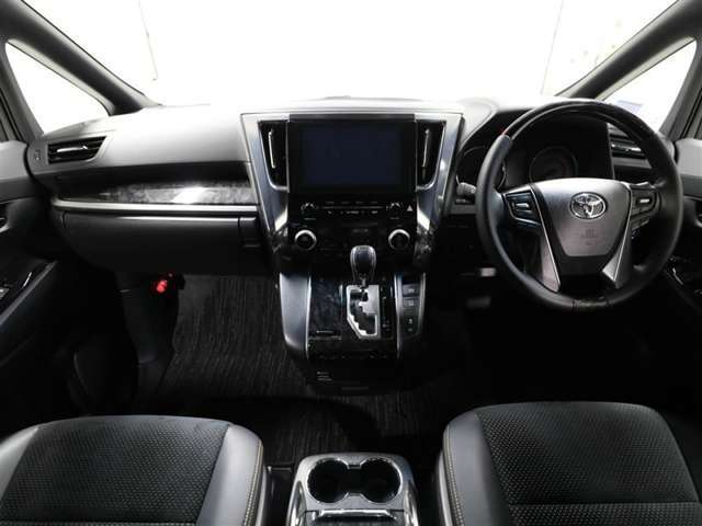 しっかりまとまった感のあるインパネ。各操作スイッチなども使いやすい位置に配置されていますよ。