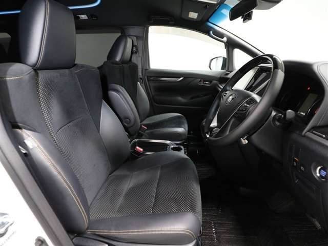 ゆったり室内で運転もしやすいです♪使い勝手の良い配置も考えられています！！