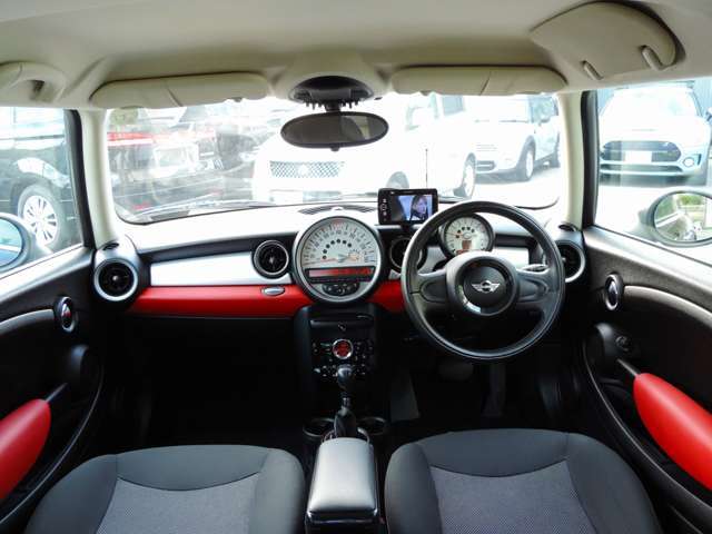 当社では、厳選された車だけを自信持って仕入れ、更に点検、整備、全装備品チェックを行い厳しい基準を合格した車だけを展示しております☆