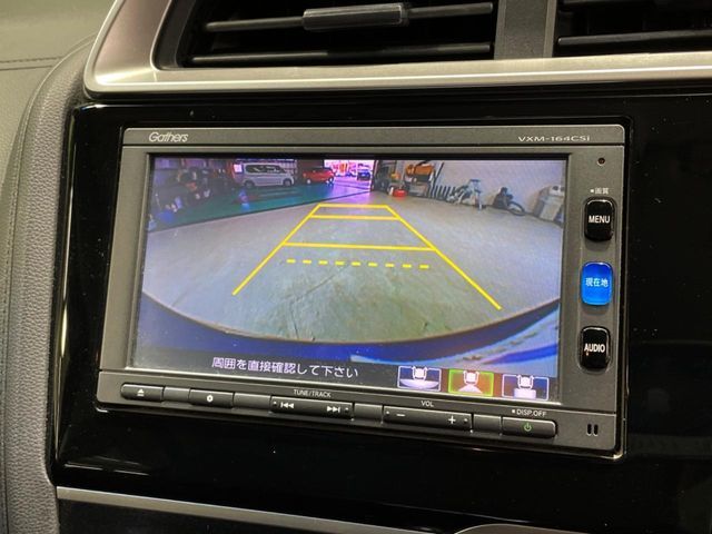 【バックカメラ】駐車時に後方がリアルタイム映像で確認できます。大型商業施設や立体駐車場での駐車時や、夜間のバック時に大活躍！運転スキルに関わらず、今や必須となった装備のひとつです！