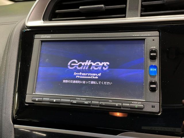 【純正ナビ】人気の純正ナビを装備しております。ナビの使いやすさはもちろん、オーディオ機能も充実！キャンプや旅行はもちろん、通勤や買い物など普段のドライブも楽しくなるはず♪