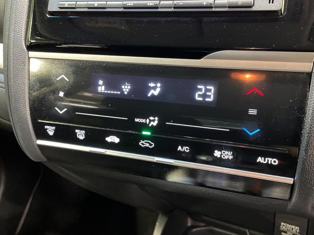 【オートエアコン】一度お好みの温度に設定すれば、車内の温度を検知し風量や温度を自動で調整。暑い…寒い…と何度もスイッチ操作をする必要はありません。快適な車内空間には必須の機能ですね♪