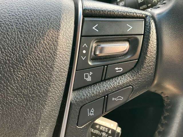 【レーンキープ】走行中、前方のカメラが車線を検知し、車線をはみ出た場合にピピピッと運転者にお知らせしてくれます。