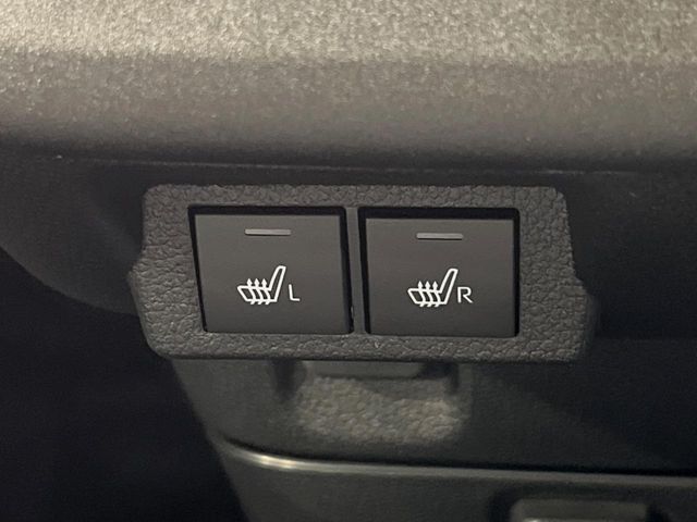 【シートヒーター】寒い日に重宝するシートヒーター！エアコンより早く温まってくれるので寒がりの人も安心ですね♪エアコンの温風は乾燥するから苦手、という方にもをおすすめです。