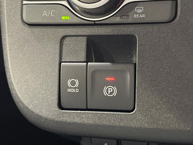 【電動パーキングブレーキ】パーキングブレーキは便利な電動式！ボタン一つで操作でき、アクセルを踏めば自動で解除されます♪レバーやペダルが無いので運転席廻りもすっきりしますね♪