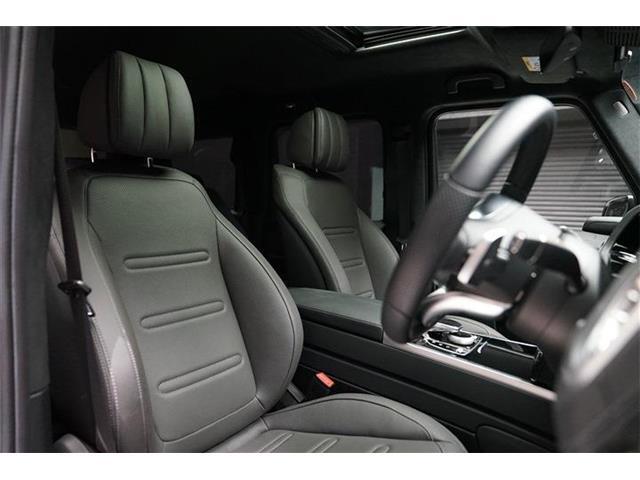 専用本革シート。パワーシートですのでドライバーにピッタリのシートポジションで運転する事が可能です。メモリー機能もございますので、ドライバーが変わる社用車などにも便利です。