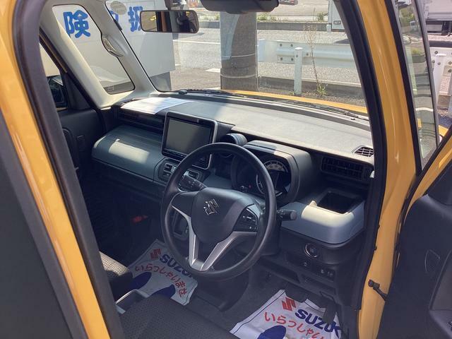 シフトがインパネにあるから足元が広々☆運転席から助手席への移動も楽にできちゃいますね☆道の状況や止める場所によって運転席側から出づらい時ってありませんか？そんな時、助手席側から降りることができますよ☆