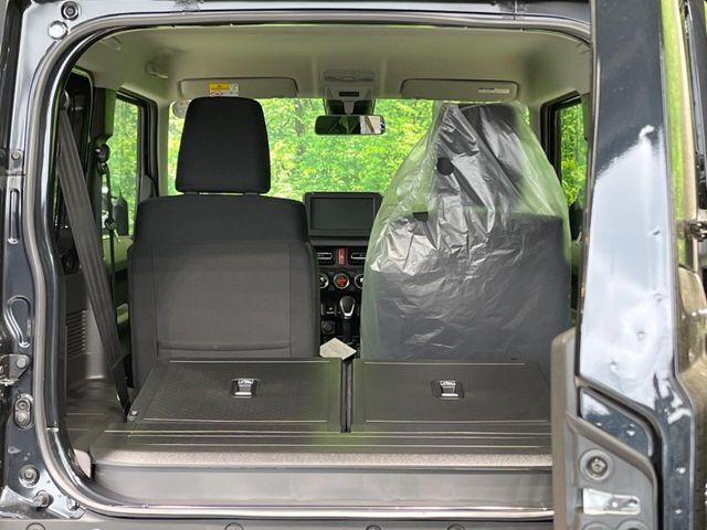 後席を格納すると、これだけの広さが！シーンに合わせたシートアレンジで、大きな荷物も積むことが出来ます♪