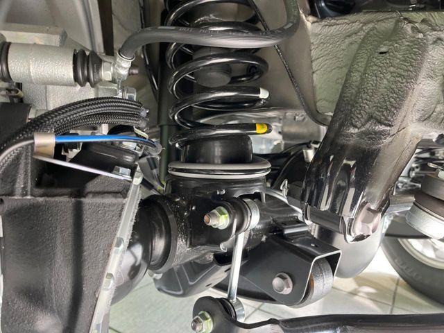 お車を安心してお乗りいただく為には、足回りの定期点検が欠かせません。サービスサポート（有償保証）では無料点検もご提供しており、安心のカーライフをお過ごしいただけるサポート体制が整っています。