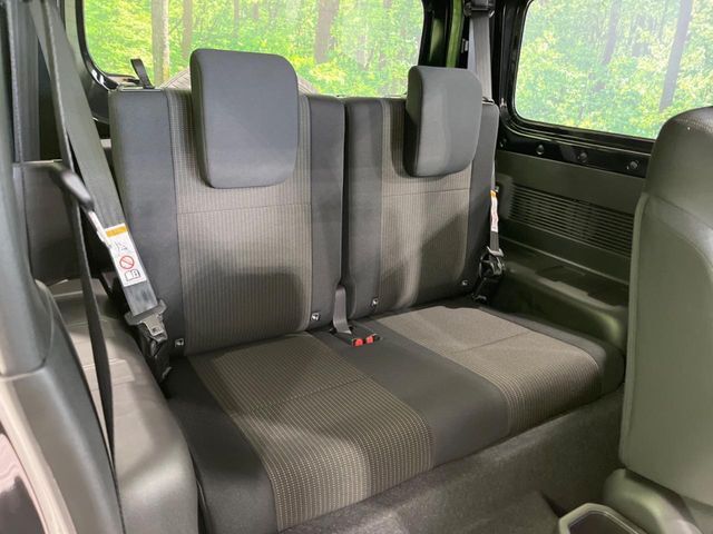高品質なオリジナルフロアマットもオプションにてご用意しております。お好きなデザインやカラーをお車に合わせて選んでいただくことができます♪