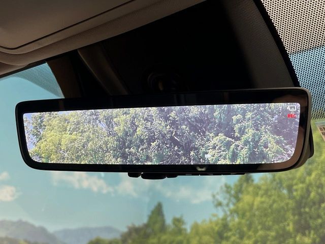 【デジタルインナーミラー】後席の大きな荷物や同乗者で後方が確認しづらい時でも安心！カメラが撮影した車両後方の映像をルームミラー内に表示。クリアな視界で状況の確認が可能です！