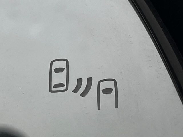 【ブラインドスポットモニター】走行中、ドアミラーの死角になりやすい箇所に後続車が接近するとサイドミラーのレンズに警告を表示！ドライバーに注意喚起をしてくれます。