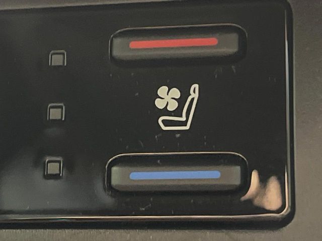 【シートベンチレーション】夏場は涼しい風でお尻や背中の熱やムレを防ぎ、冬はエアコンよりも早く温まってポカポカに！季節を問わず快適に過ごせます。